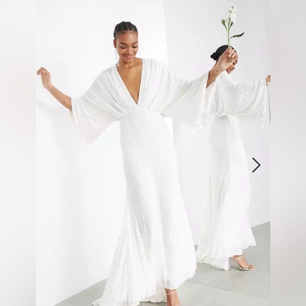 New w/tags wedding dress. Deep V-neck plunge & open back. Sz 2. Kimono sleeve.
